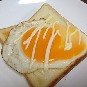 鮭フレークと目玉焼きのチーズトースト